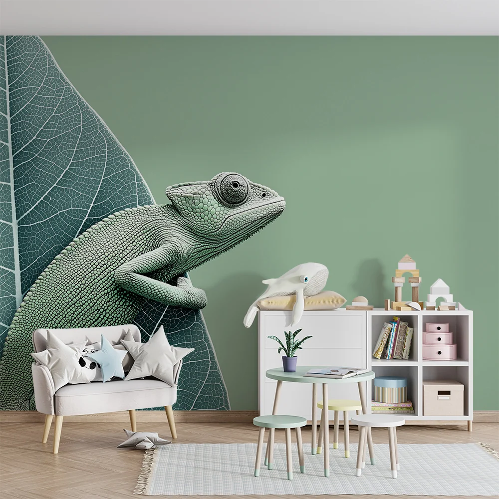 Dětská pokojová tapeta | Zelený chameleon na pozadí jemných listů