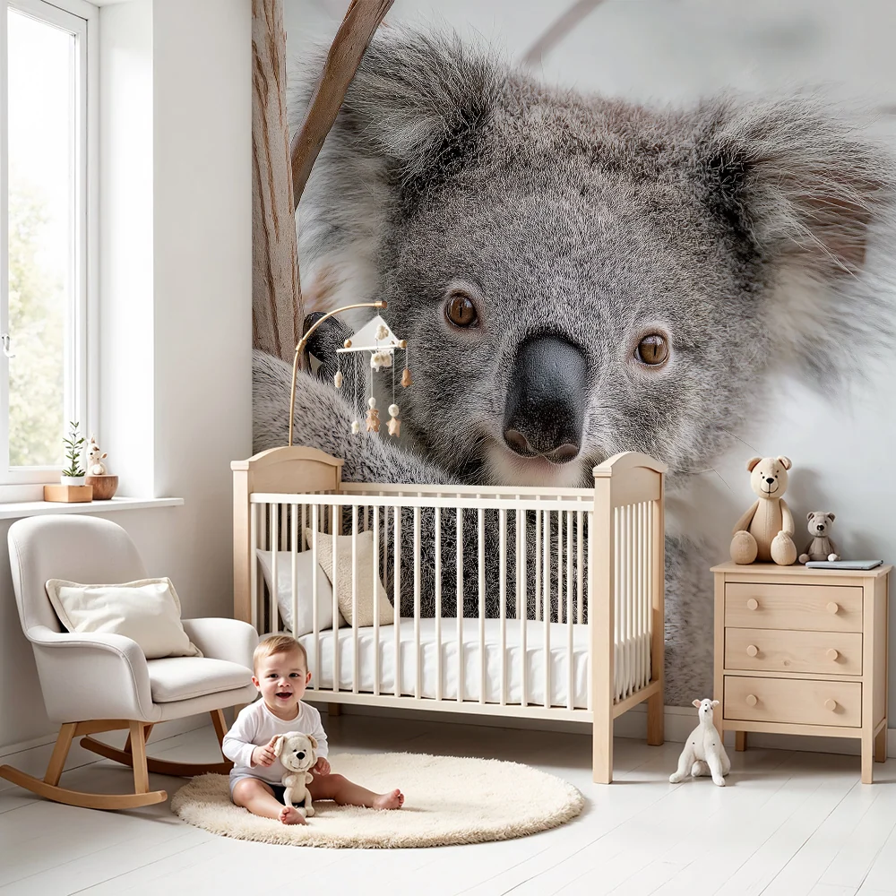 Dětská tapeta | Rozkošný koala na eukalyptovém stromě