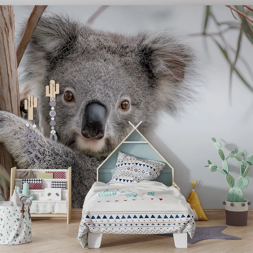 Dětská tapeta | Rozkošný koala na eukalyptovém stromě