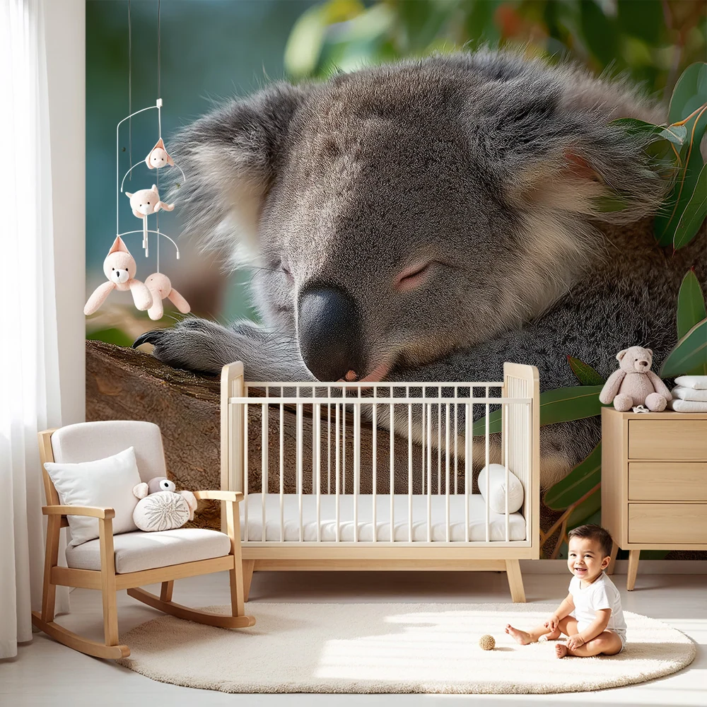 Dětská tapeta | Usnutý koala mezi listy eukalyptu