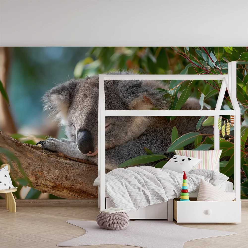 Dětská tapeta | Usnutý koala mezi listy eukalyptu