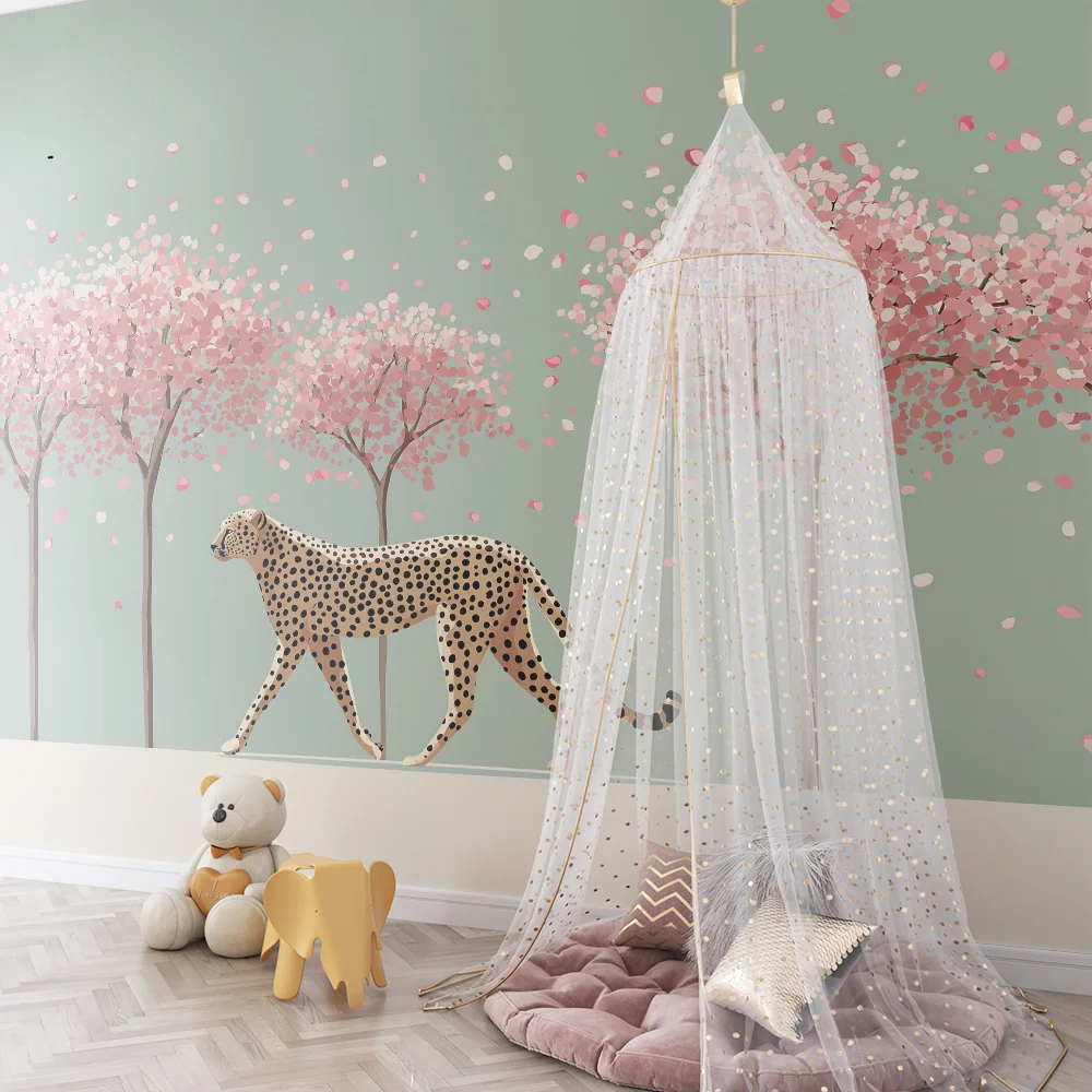 Kinderzimmer Tapete | Eleganter Leopard unter blühenden Kirschbäumen