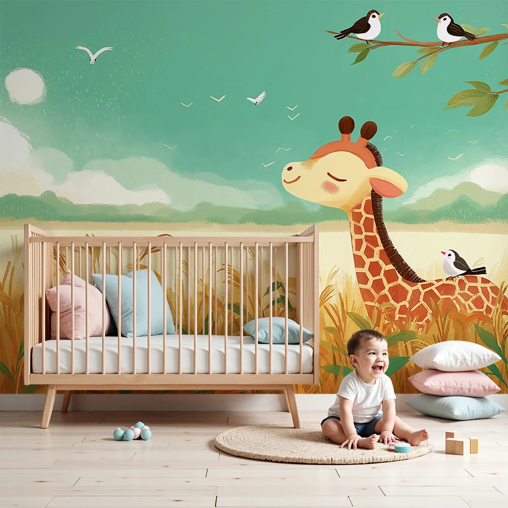 Kinderzimmer Tapete | Fröhliche Giraffe auf einer goldenen Wiese mit Vögeln