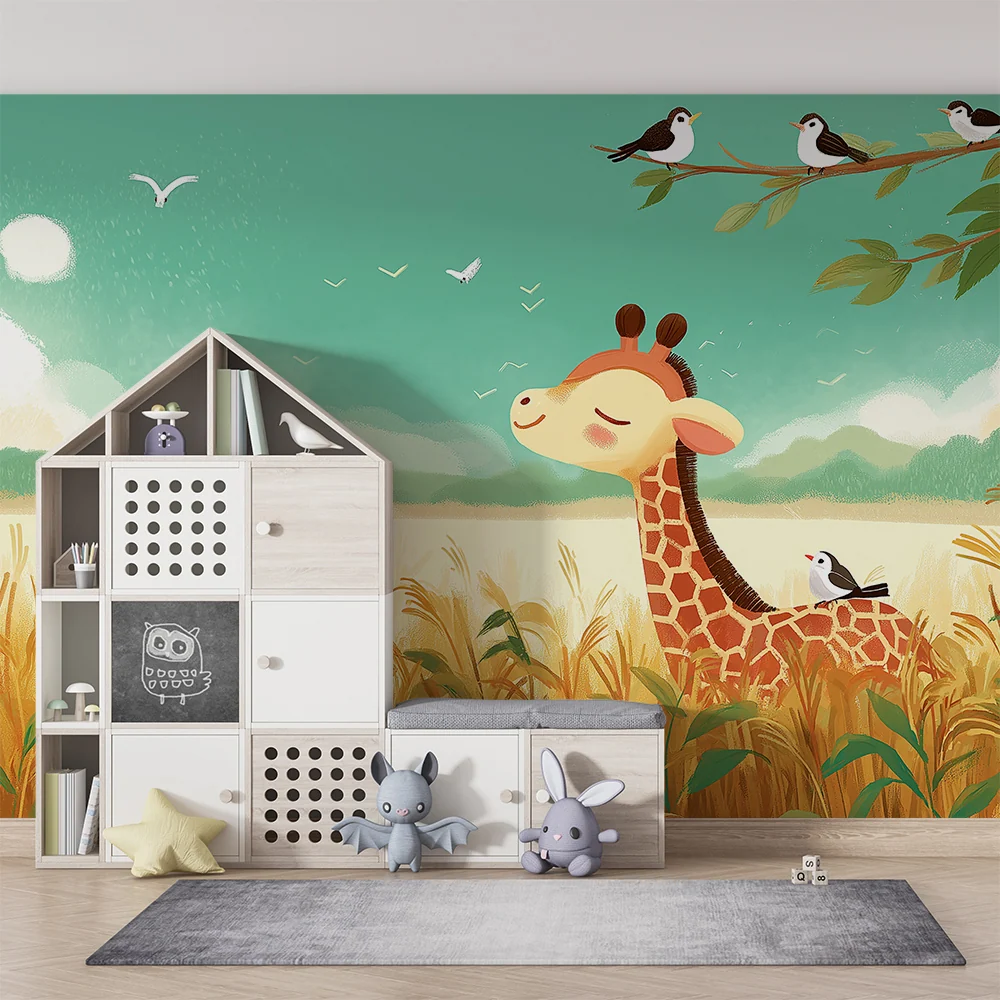 Kinderzimmer Tapete | Fröhliche Giraffe auf einer goldenen Wiese mit Vögeln