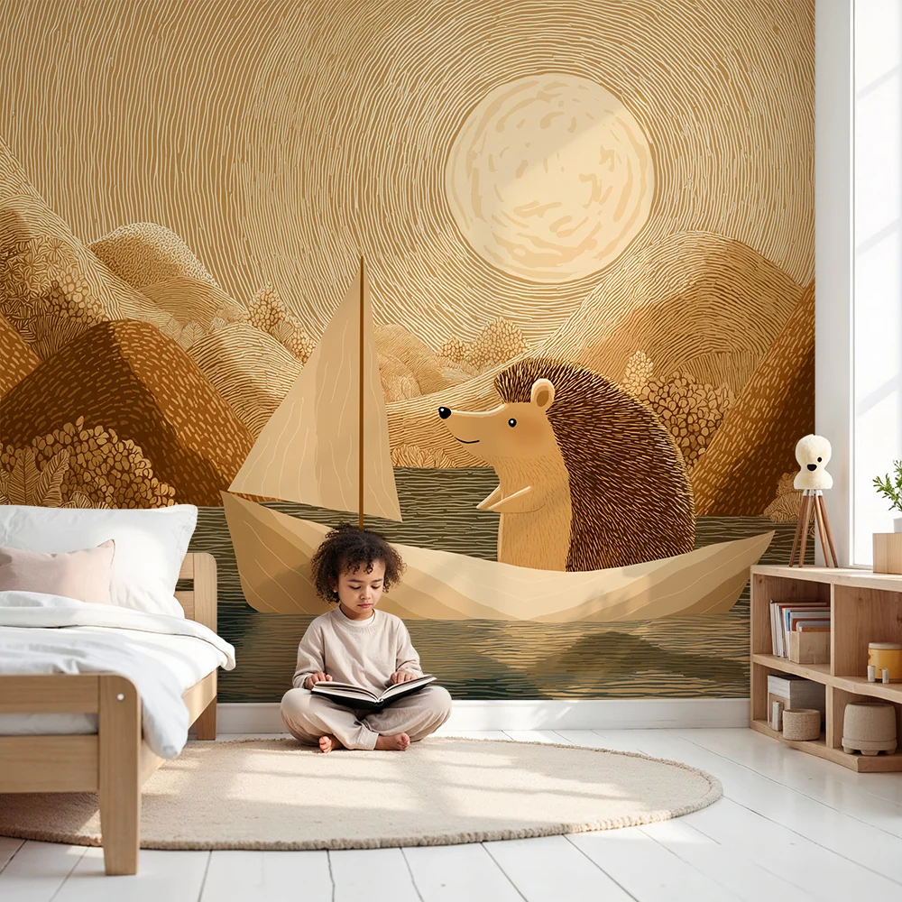 Kinderzimmer Tapete | Igel segelt auf einem ruhigen See unter einer goldenen Sonne