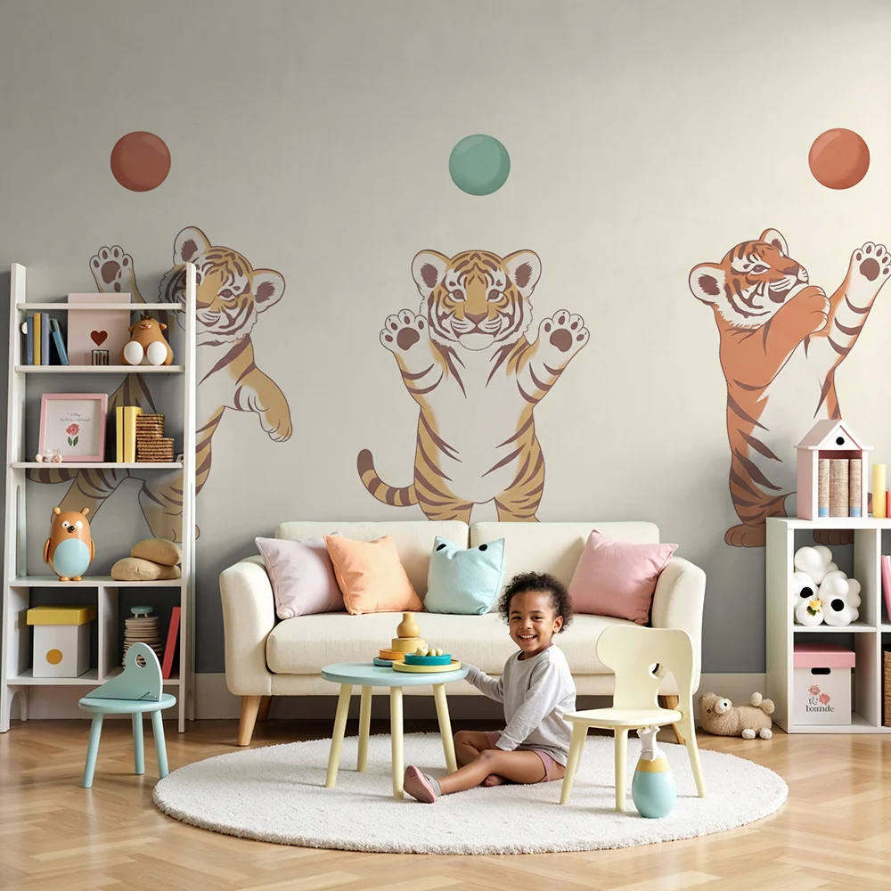 Kinderzimmer Tapete | Kleine spielende Tiger mit bunten Bällen