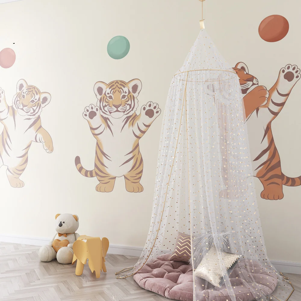 Kinderzimmer Tapete | Kleine spielende Tiger mit bunten Bällen