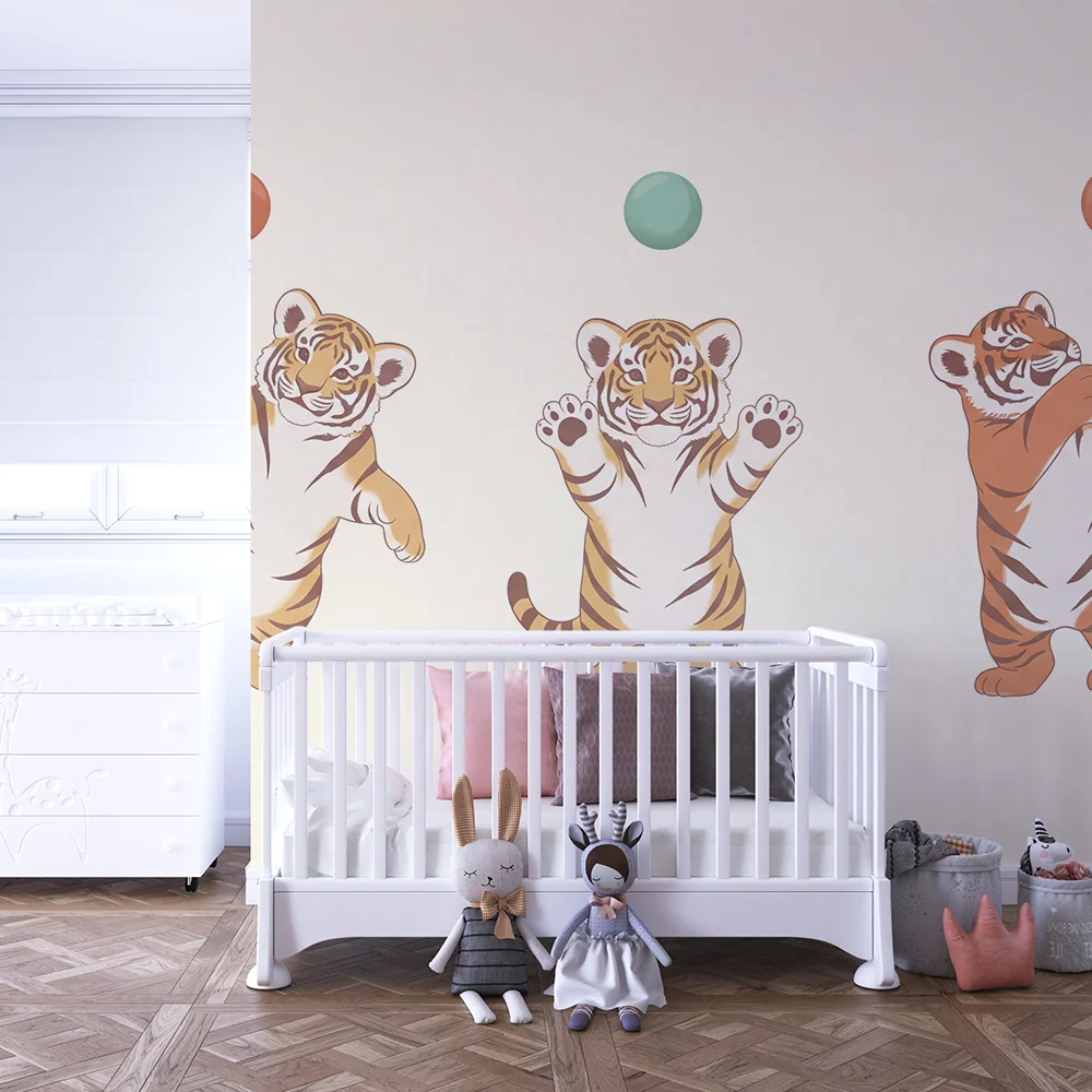 Kinderzimmer Tapete | Kleine spielende Tiger mit bunten Bällen