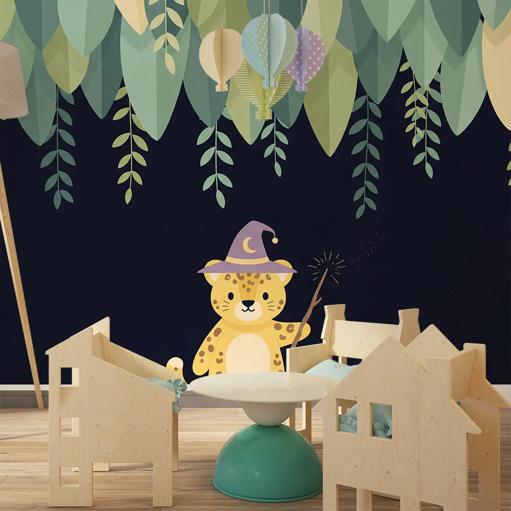 Kinderzimmer Tapete | Magischer Leopard unter bezauberndem Laubwerk