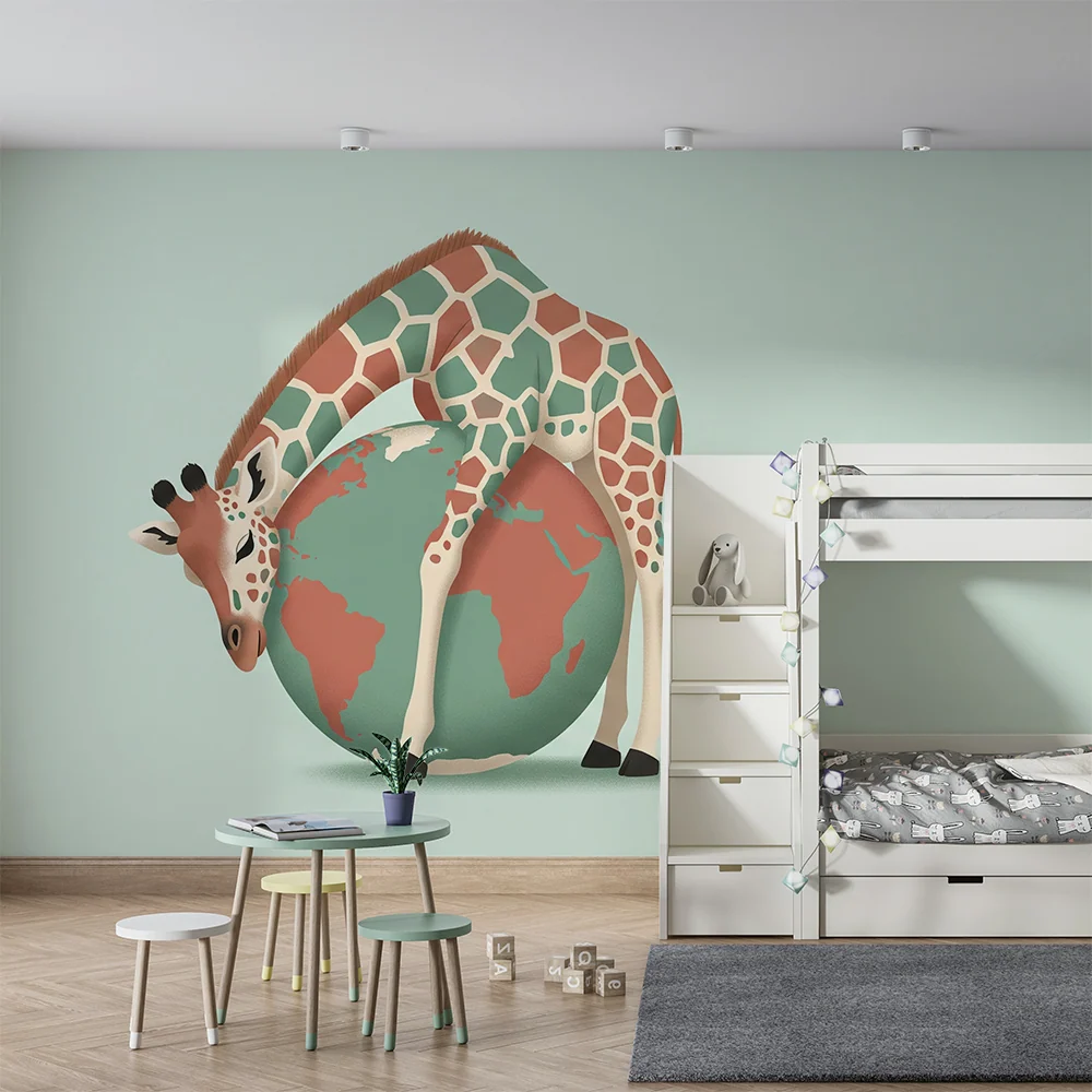 Kinderzimmer Tapete | Spielende Giraffe umgeben von der Erdkugel