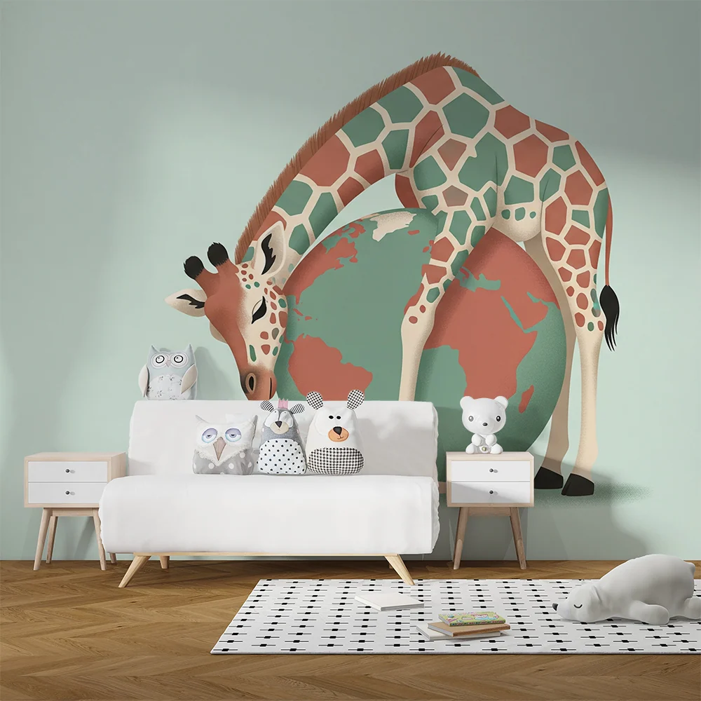Kinderzimmer Tapete | Spielende Giraffe umgeben von der Erdkugel