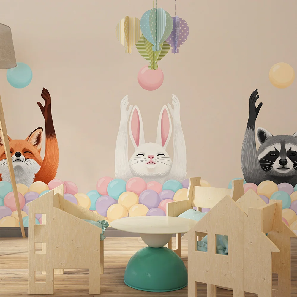 Kinderzimmer Tapete | Spielende Tiere einem Meer aus bunten Bällen