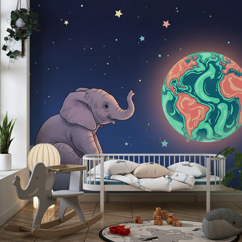 Kinderzimmer Tapete | Träumender Elefant unter den Sternen und dem bunten Planeten