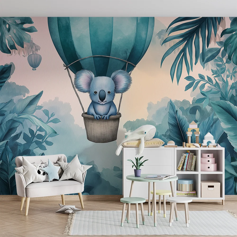 Koala v balónu nad tropickou džunglí pro dětskou pokojní tapetou