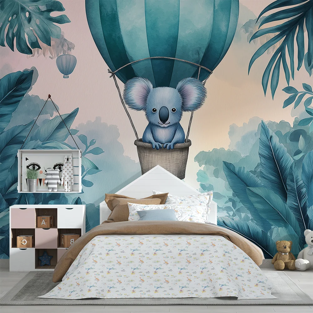 Koala v balónu nad tropickou džunglí pro dětskou pokojní tapetou