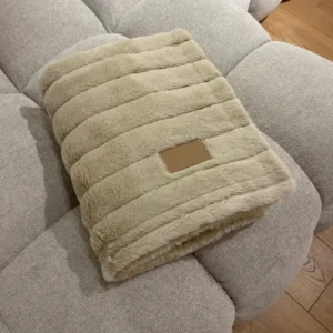 Koc z umělé kožešiny Kave Home béžový - po výstavě