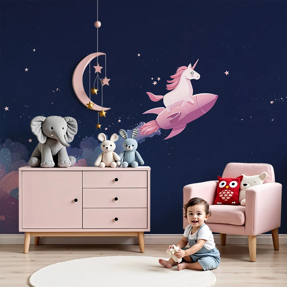 Papier de parede quarto crianç | Unicórnio espacial em um foguete rosa em um céu estrelado