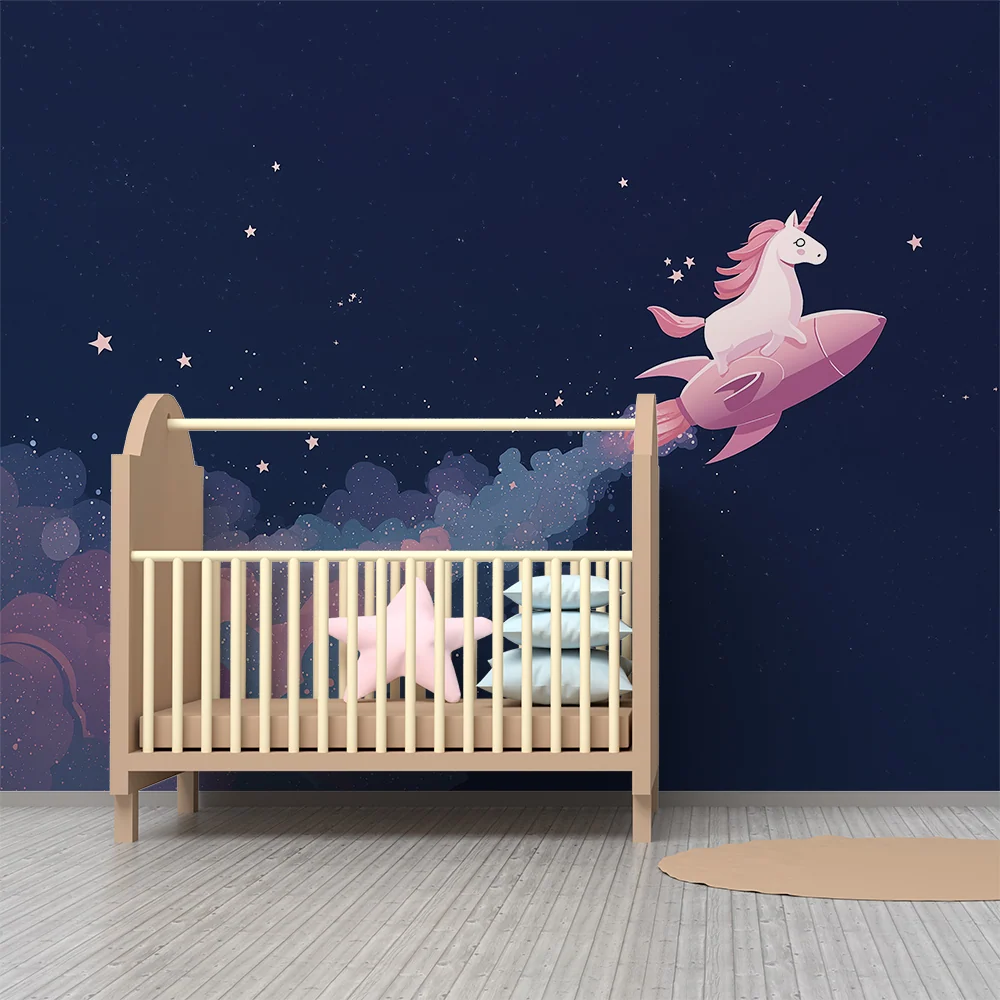 Papier de parede quarto crianç | Unicórnio espacial em um foguete rosa em um céu estrelado