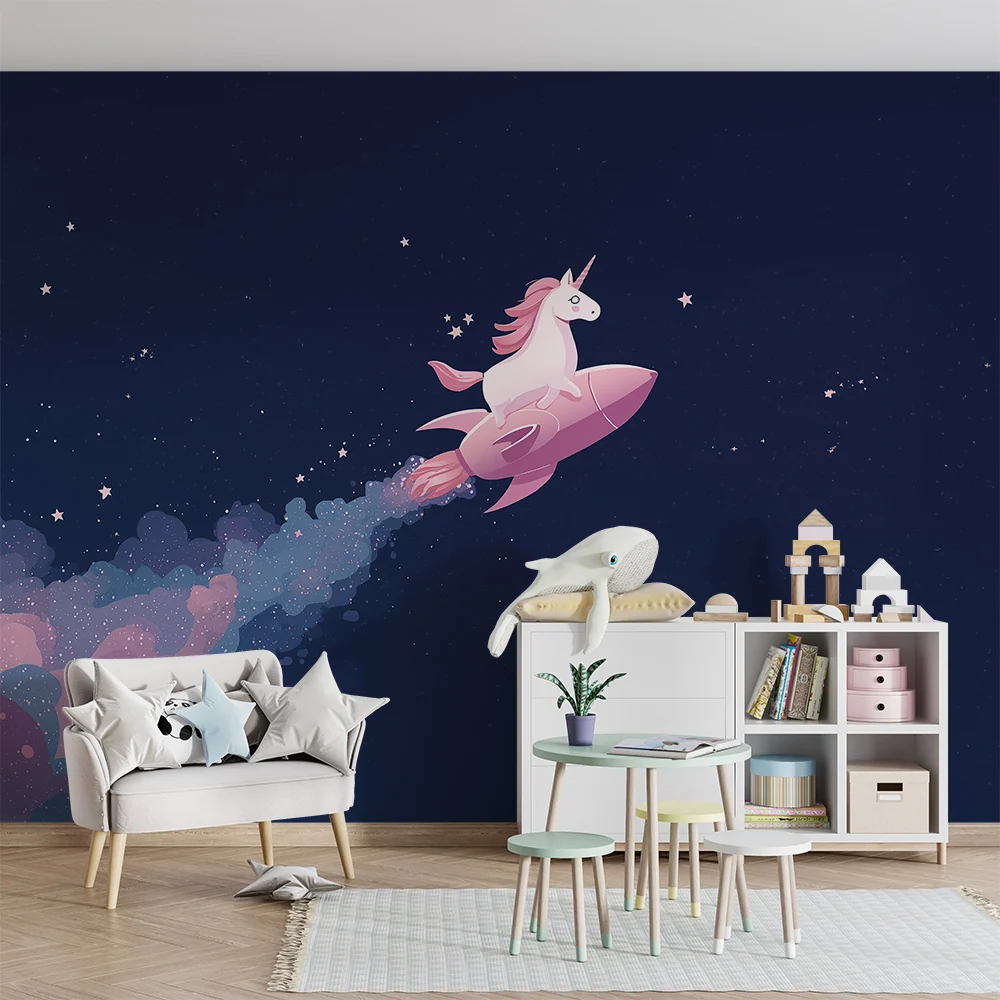 Papier de parede quarto crianç | Unicórnio espacial em um foguete rosa em um céu estrelado