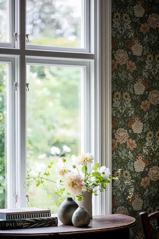 Papírová flizelinová tapeta s rostlinným vzorem DAHLIA GARDEN zelená s krémovou růžovou