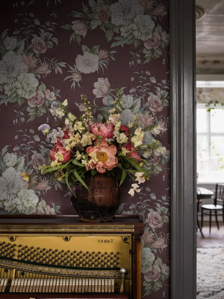 Papírová flizelinová tapeta s rostlinným vzorem FLORAL CHARM burgundská s bílou