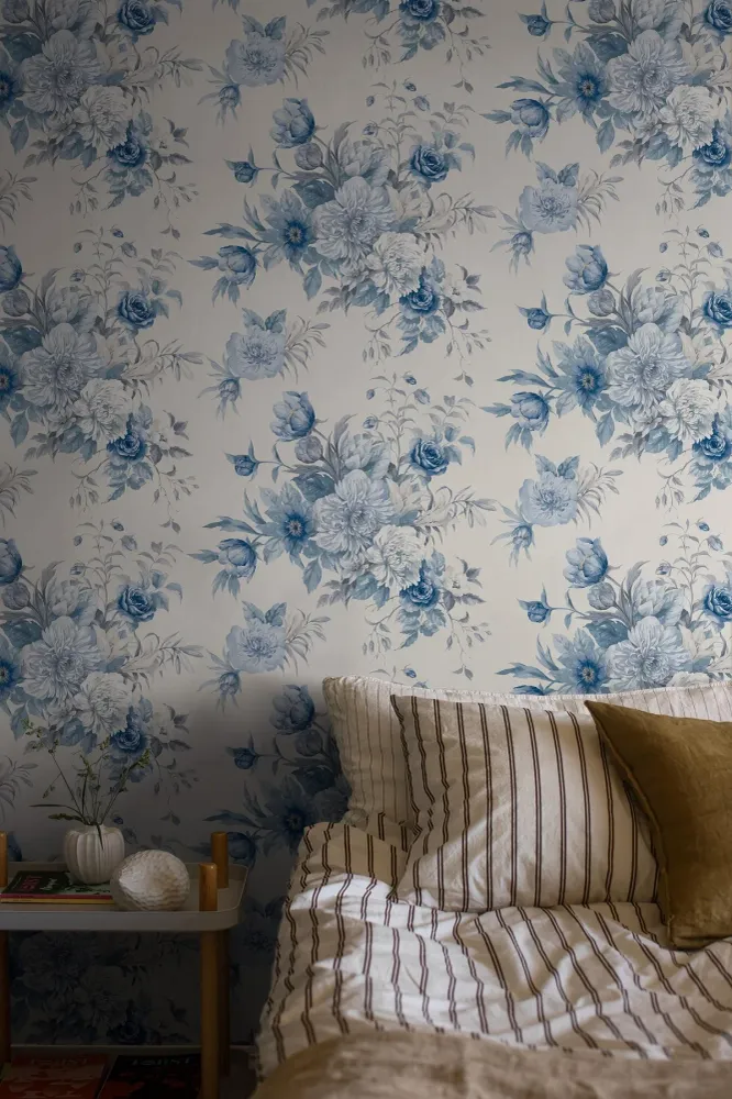 Papírová flizelinová tapeta s rostlinným vzorem FLORAL CHARM teplá bílá s modrou