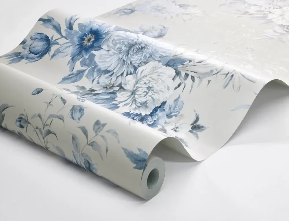 Papírová flizelinová tapeta s rostlinným vzorem FLORAL CHARM teplá bílá s modrou