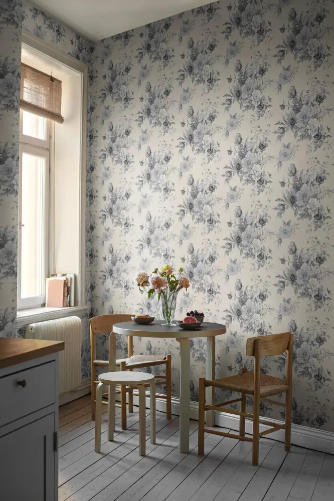 Papírová flizelinová tapeta s rostlinným vzorem FLORAL CHARM teplá bílá s modrou
