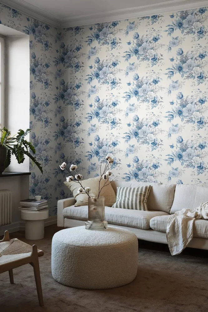 Papírová flizelinová tapeta s rostlinným vzorem FLORAL CHARM teplá bílá s modrou