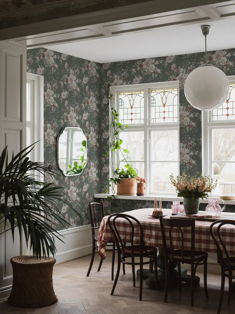 Papírová flizelinová tapeta s rostlinným vzorem FLORAL CHARM tmavě zelená s růžovou