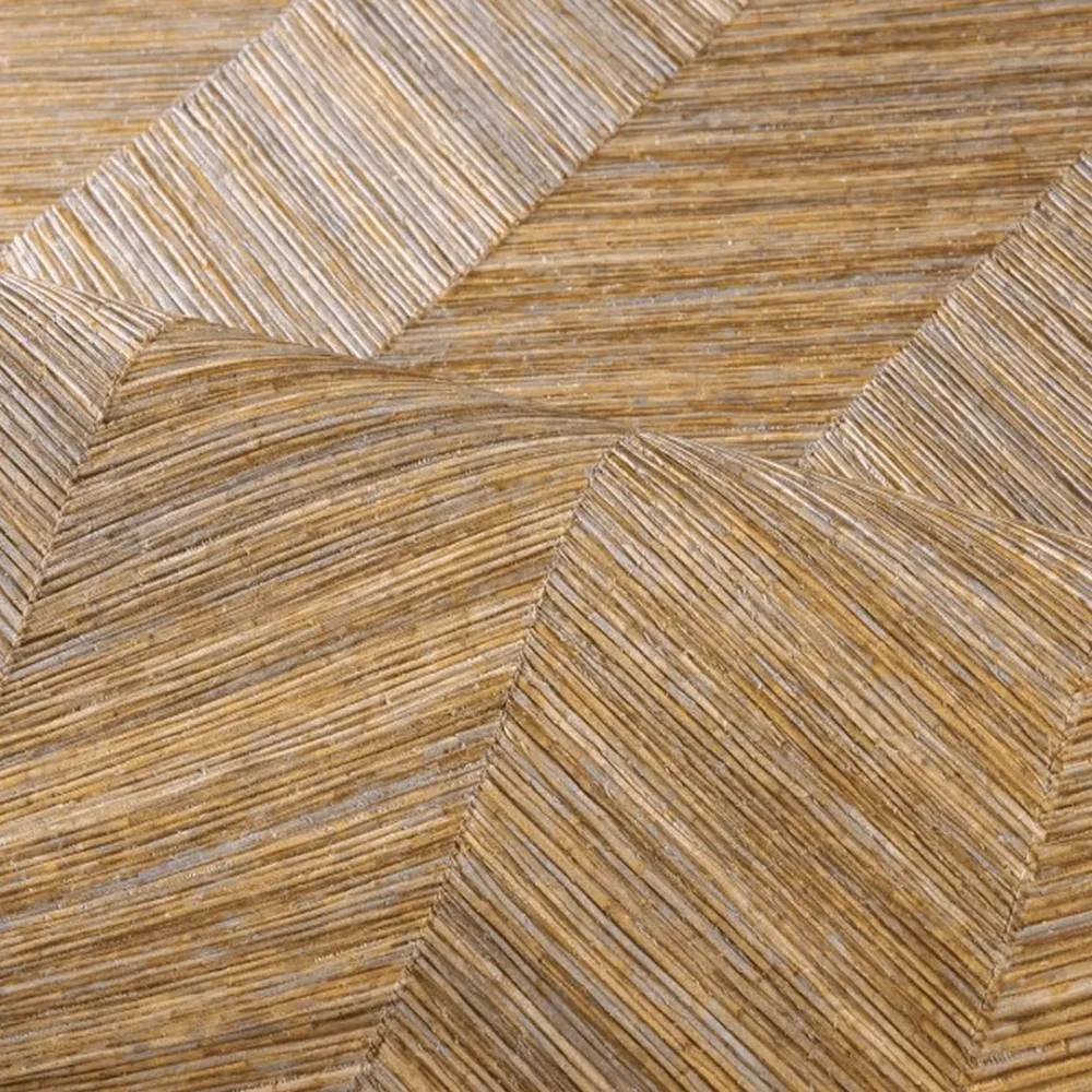 Strukturovaná geometrická tapeta napodobující dřevo s vzorem rybí kosti OCOTEA - OCRE medová