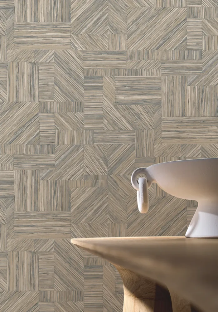 Strukturovaná geometrická tapeta napodobující slámový patchwork IMBRICATION - GIVRE ledově modrá