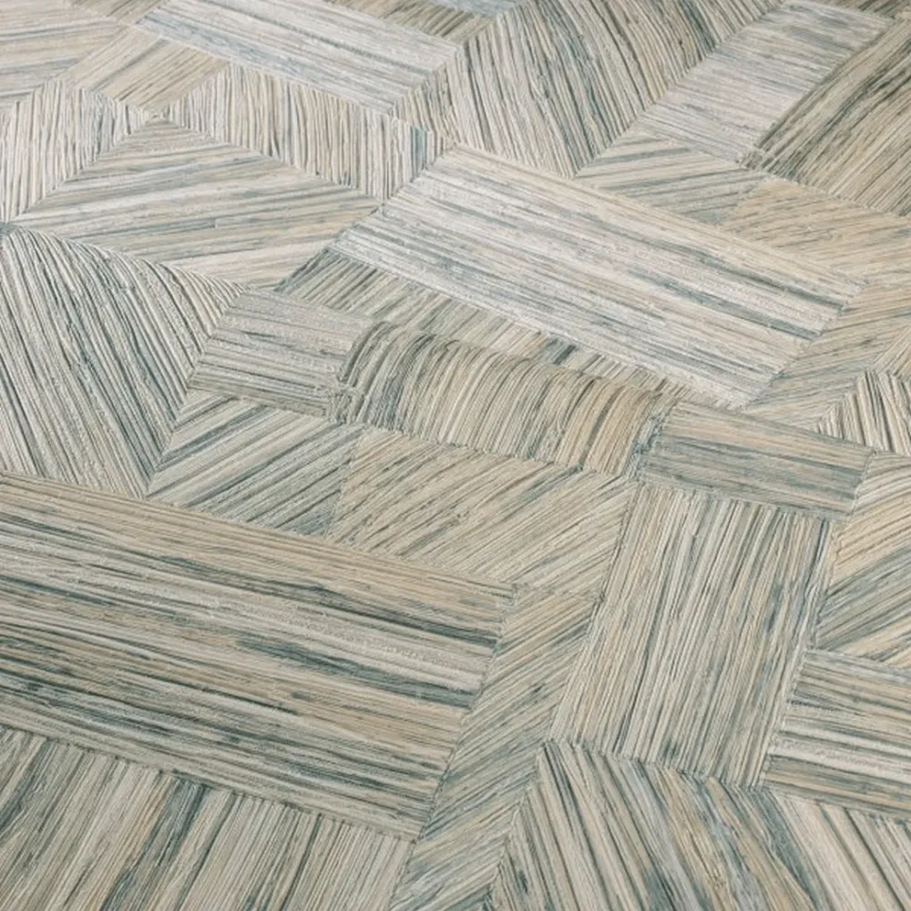 Strukturovaná geometrická tapeta napodobující slámový patchwork IMBRICATION - GIVRE ledově modrá