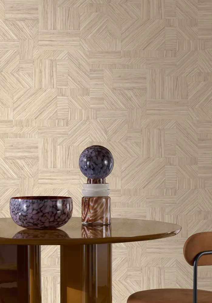 Strukturovaná geometrická tapeta napodobující slámový patchwork IMBRICATION - GALET šedobéžový