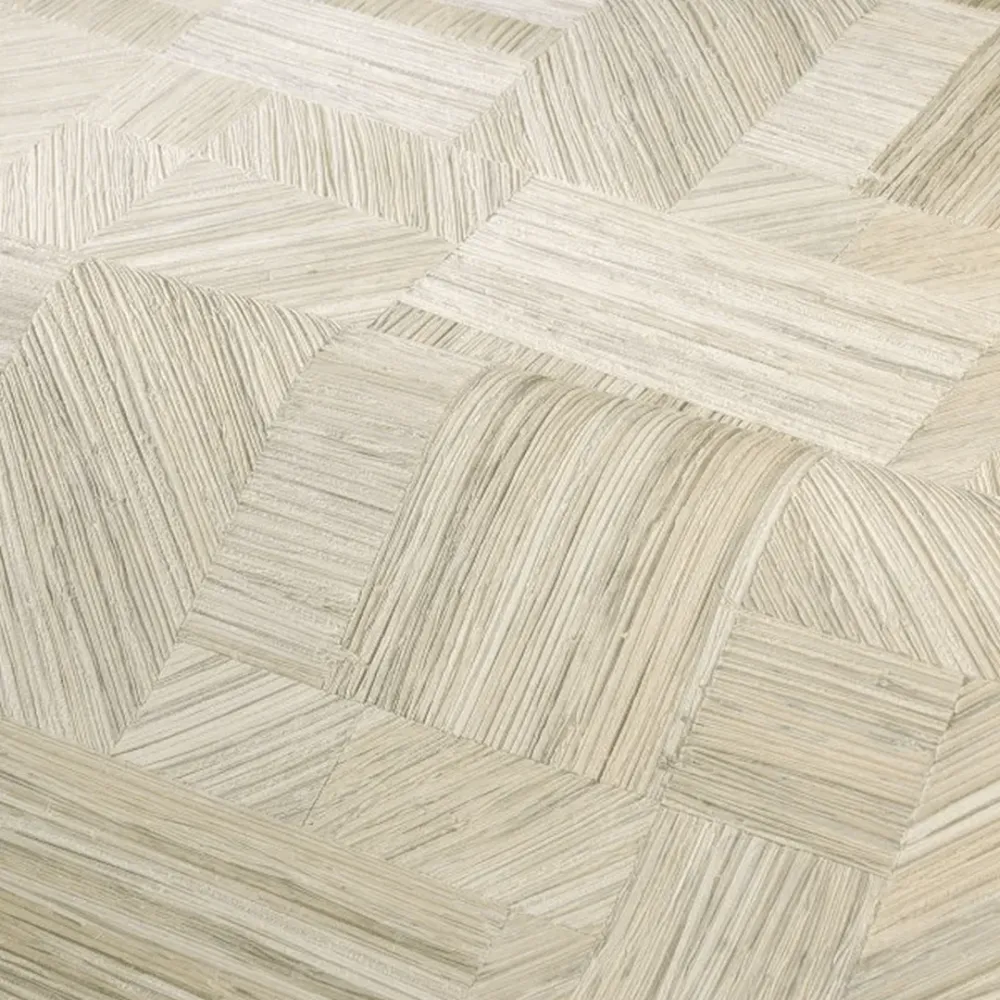 Strukturovaná geometrická tapeta napodobující slámový patchwork IMBRICATION - GALET šedobéžový