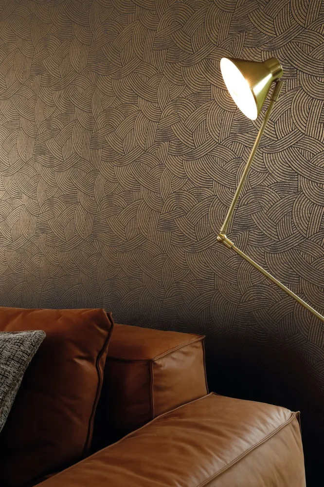 3D strukturovaná metalická tapeta s geometrickým motivem ASSOUAN - TERAKOTA