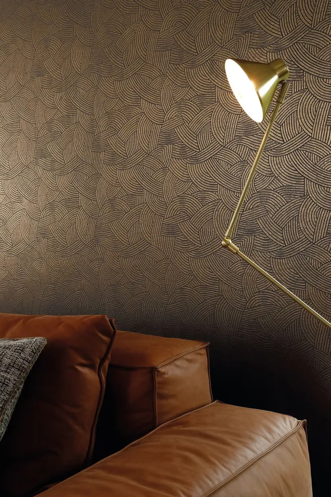 3D strukturovaná metalická tapeta s geometrickým motivem ASSOUAN - TERAKOTA