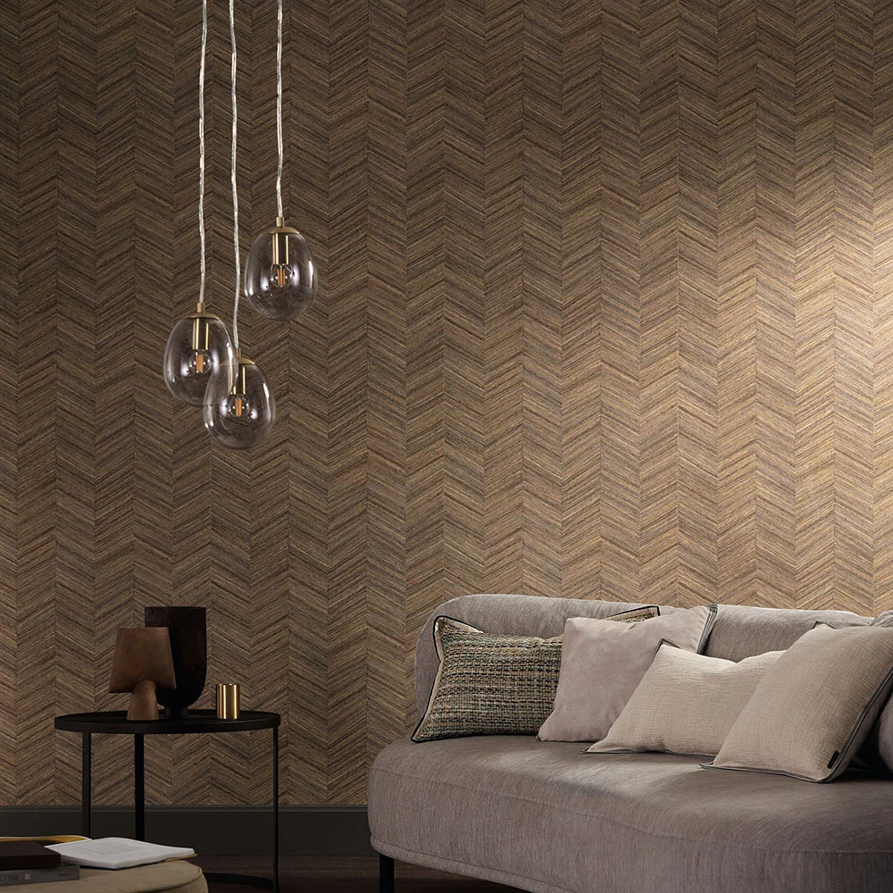 Strukturovaná tapeta geometrického vzoru napodobující dřevo s herringbone vzorem OCOTEA - ORAGE tmavě šedá