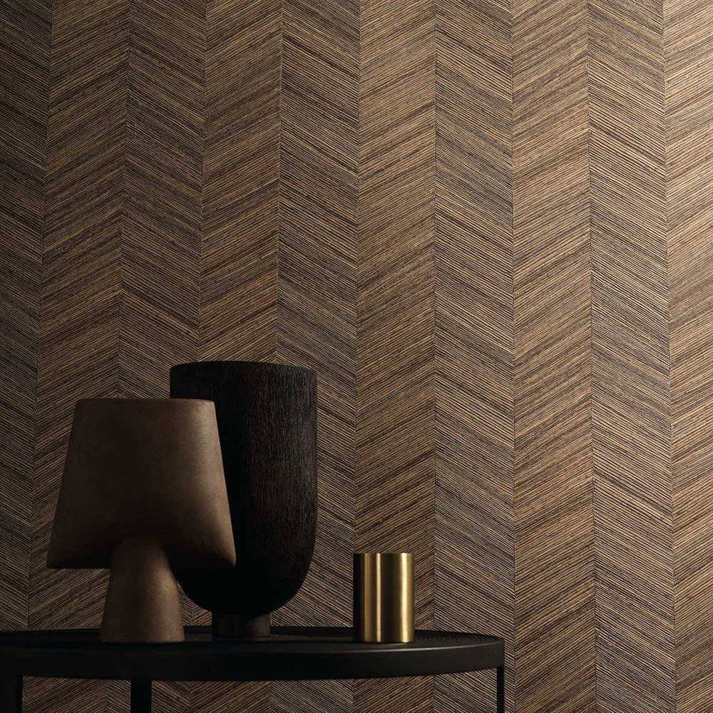Strukturovaná tapeta geometrického vzoru napodobující dřevo s herringbone vzorem OCOTEA - ORAGE tmavě šedá