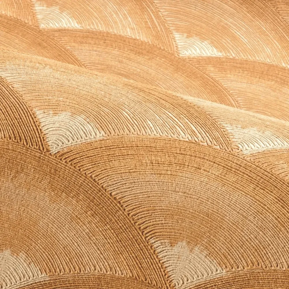 Strukturovaná tapeta napodobující geometrický výšivkový vzor vln NAMI - AMBRE jantarově oranžová