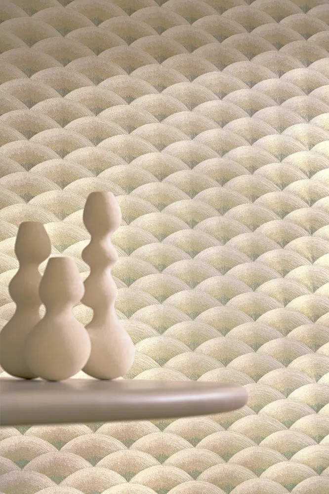 Strukturovaná tapeta napodobující geometrický výšivkový vzor vln NAMI - AMBRE jantarově oranžová