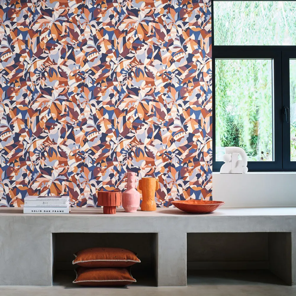 Tapeta s abstraktním vzorem s rostlinným motivem PLONGEON - MARINE/TERRACOTTA modrá s terakotou