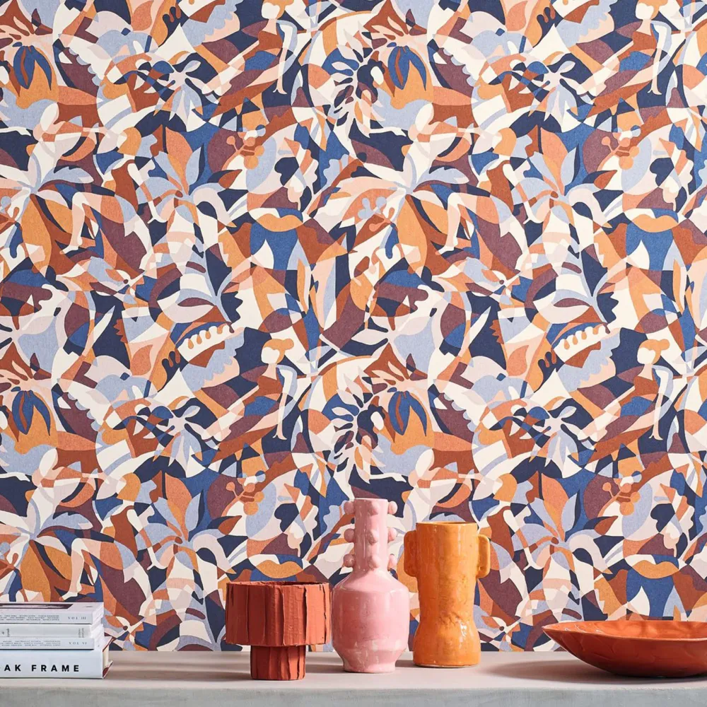 Tapeta s abstraktním vzorem s rostlinným motivem PLONGEON - MARINE/TERRACOTTA modrá s terakotou