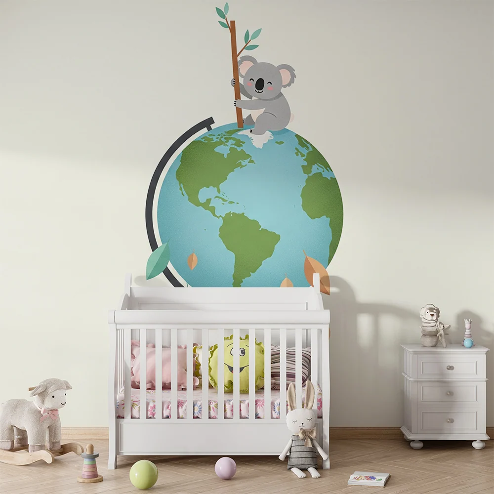 Tapeta dětského pokoje | Rozkošný koala na zeměkouli s barevnými listy