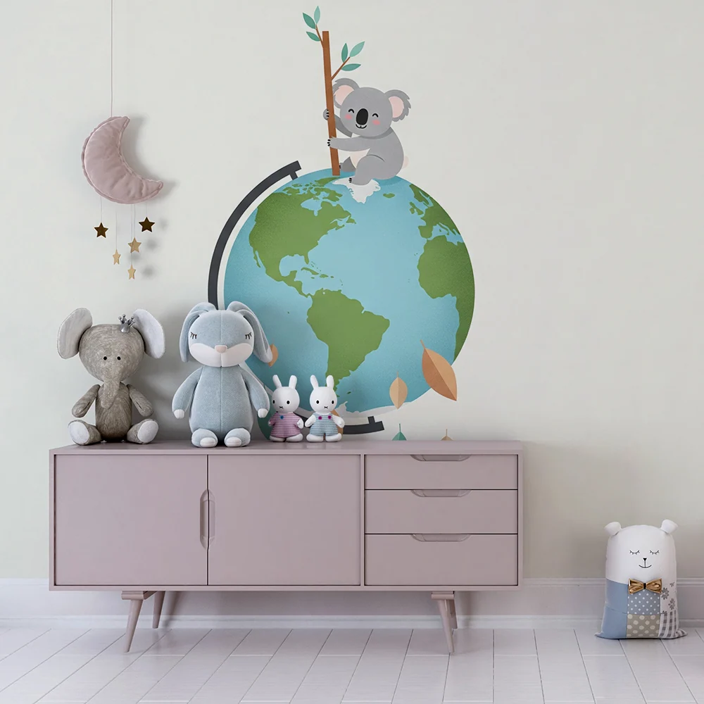 Tapeta dětského pokoje | Rozkošný koala na zeměkouli s barevnými listy