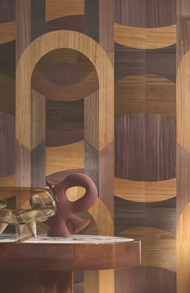 Tapeta z fornirováním s geometrickým vzorem art deco TRAVERSÉE - AUBERGINE CHÊNE tmavě hnědý dub