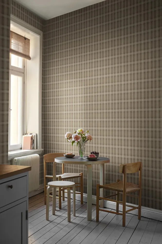 Tapeta s geometrickým vzorem ve skotské kostce TAILOR’S TWEED hnědá s béžovou