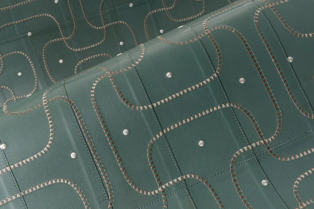 Tapeta z přírodní kůže s geometrickým motivem JASERAN tmavě zelená