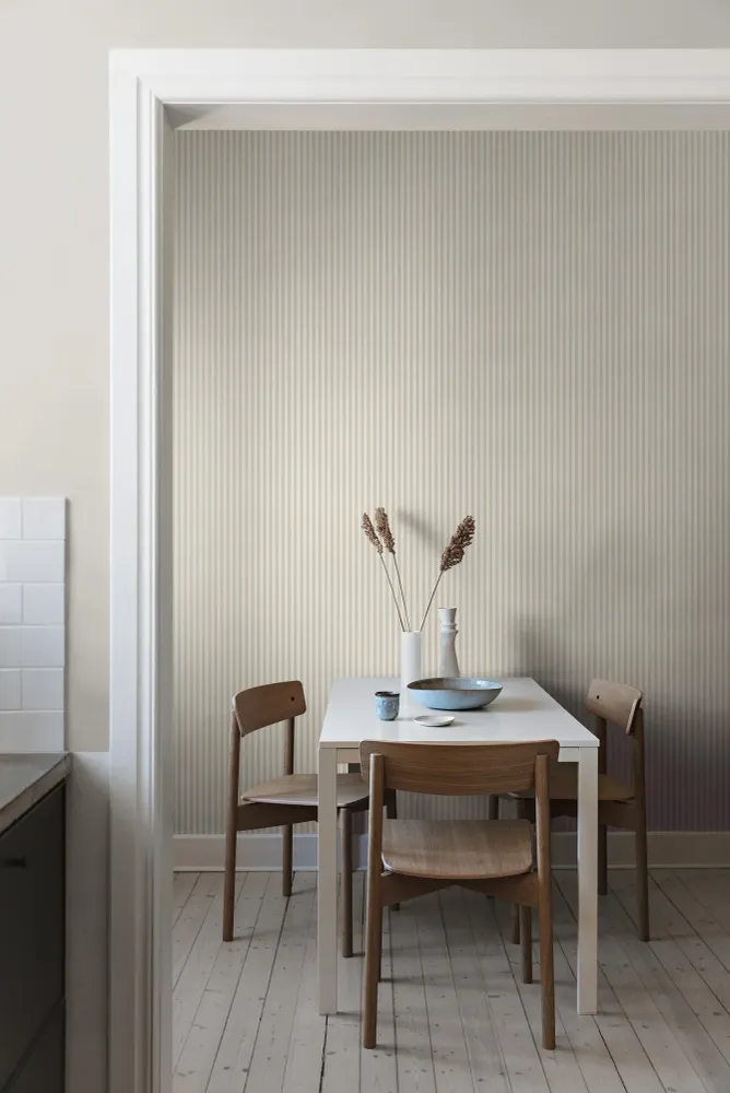Tapeta s pruhy MÖLLE STRIPE béžová s bílou