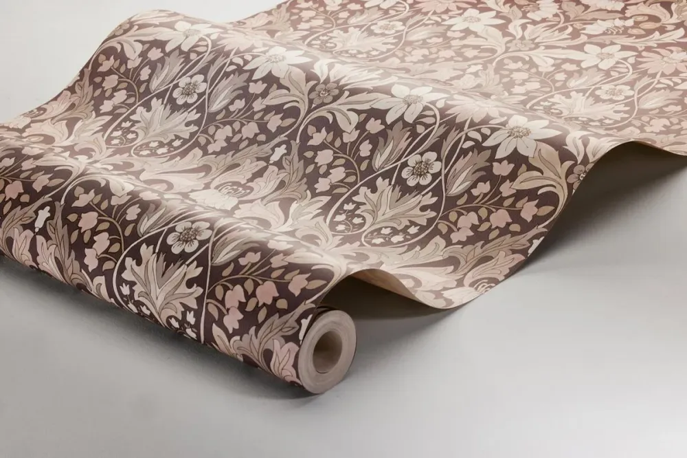 Tapeta s rostlinným motivem BLOMSTERFRÖJD burgundová s béžovou